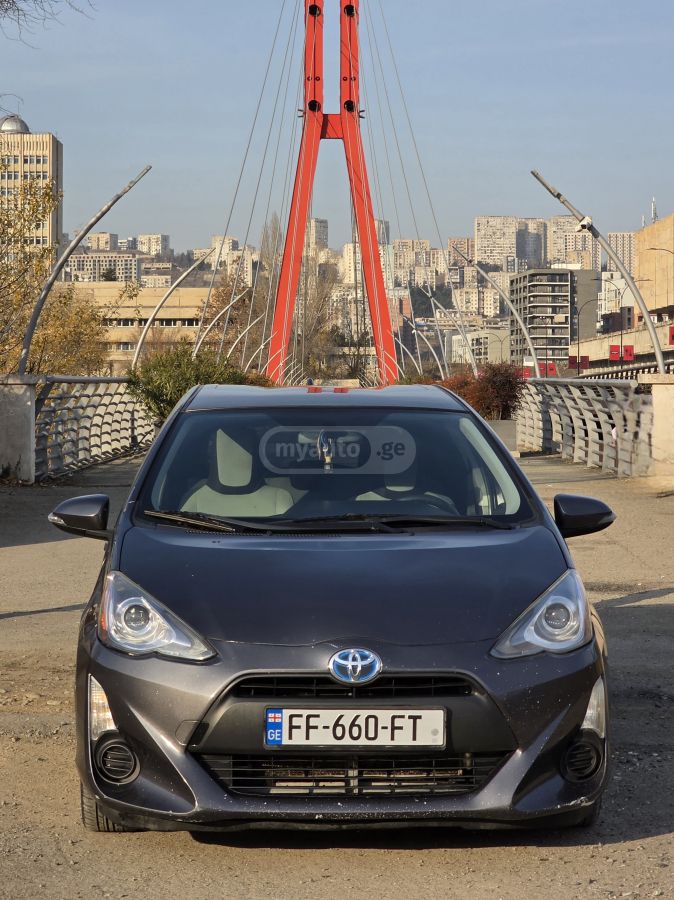 Toyota Prius C 2015 — photo 2