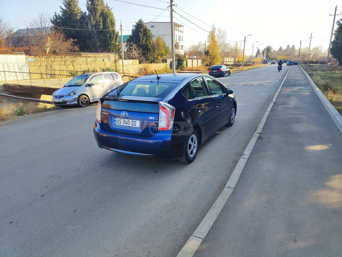 Toyota Prius 2013 — photo 2