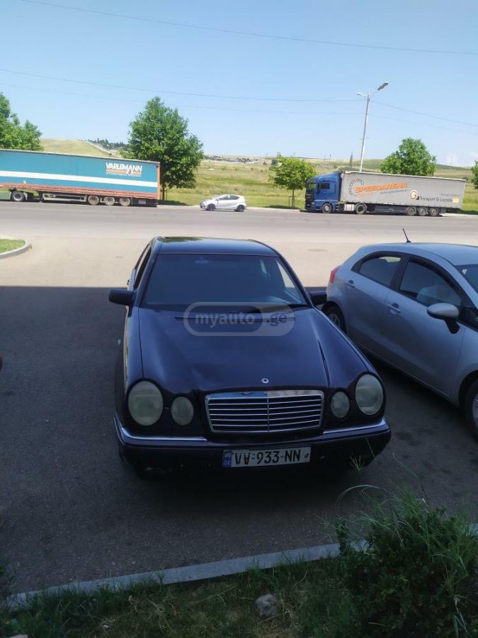 Mercedes-Benz E 230