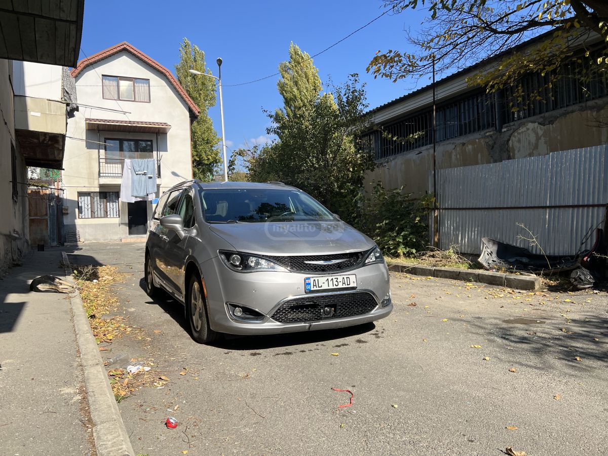 Chrysler Pacifica 2017 — photo 2