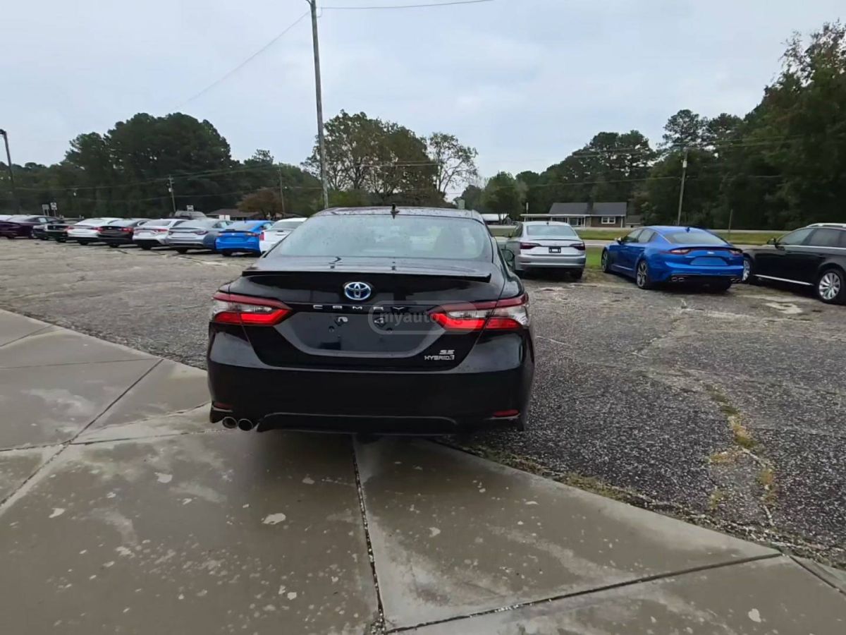 Toyota Camry 2021 — photo 2