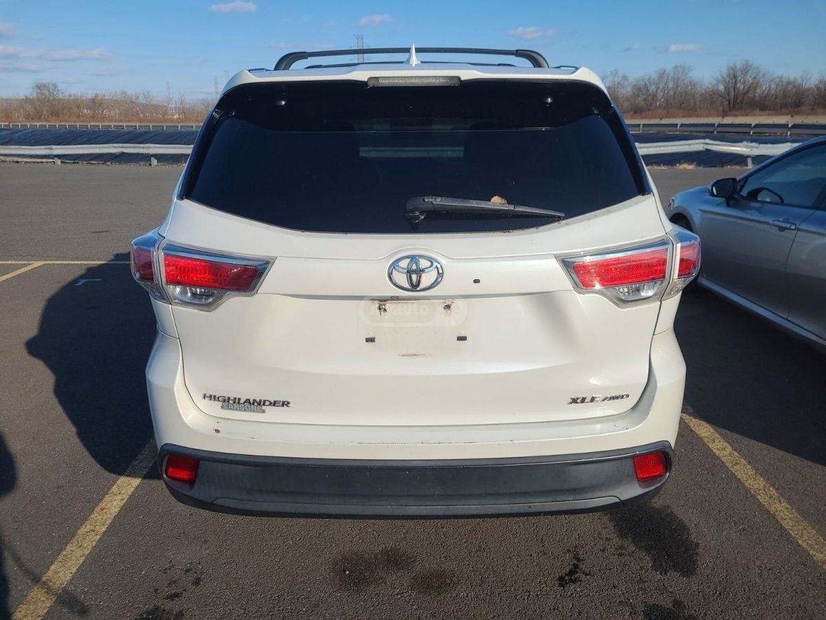 Toyota Highlander 2015 — photo 2