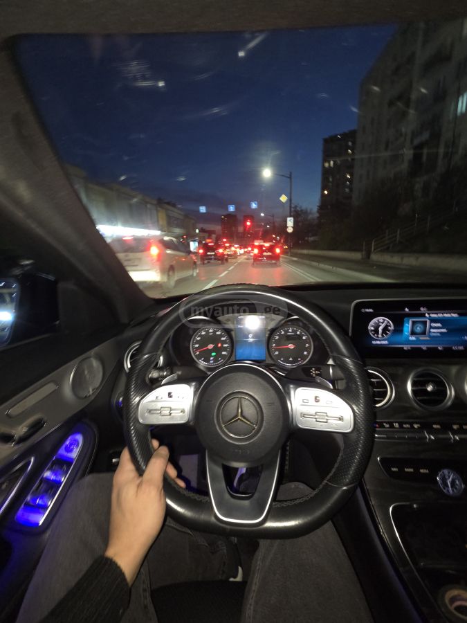 Mercedes-Benz C 300 2018 — photo 2