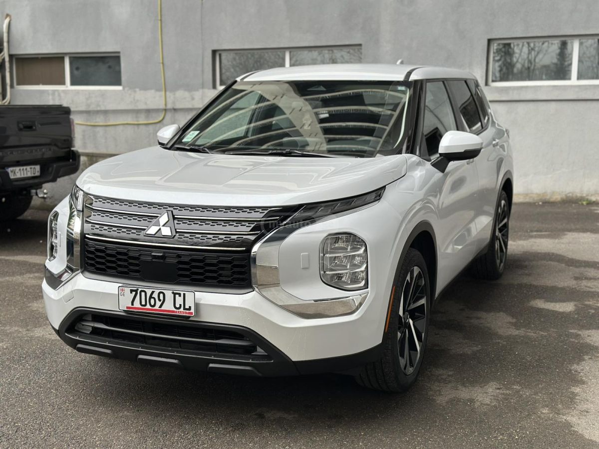 Mitsubishi Outlander 2023 — photo 2