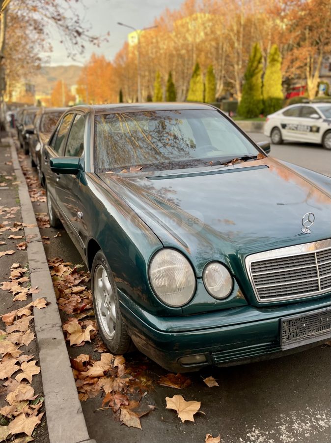 Mercedes-Benz E 220 1997 — photo 2