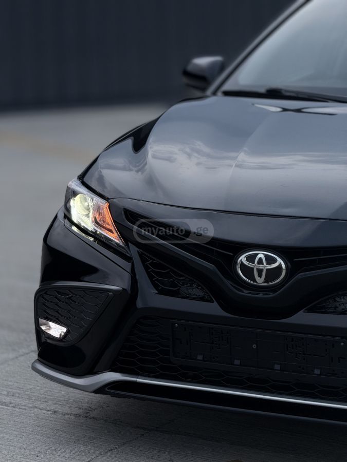 Toyota Camry 2021 — photo 2