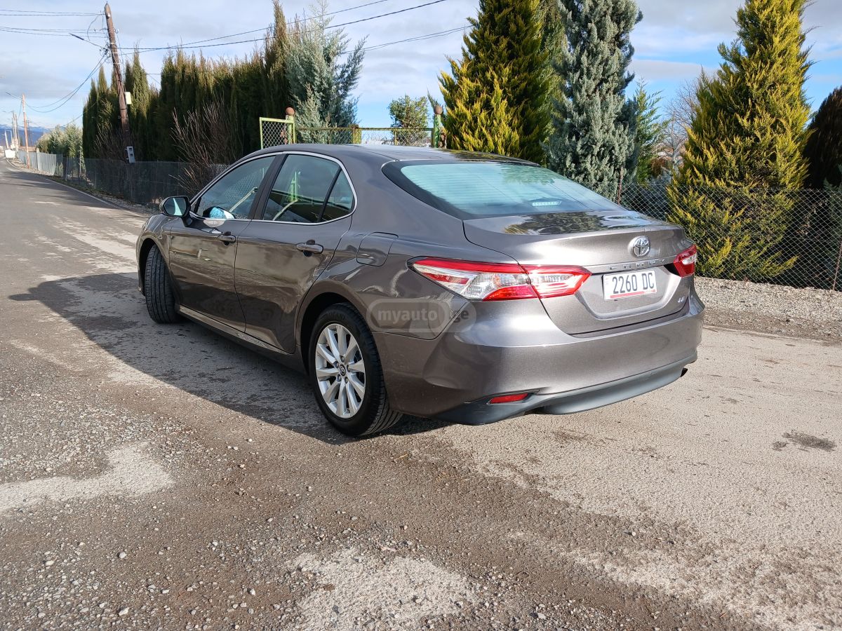 Toyota Camry 2018 — photo 2