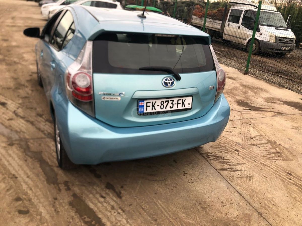 Toyota Prius C 2013 — photo 2