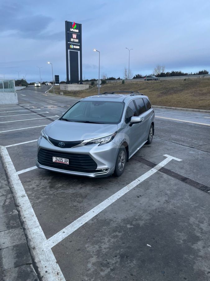 Toyota Sienna 2021 — photo 2
