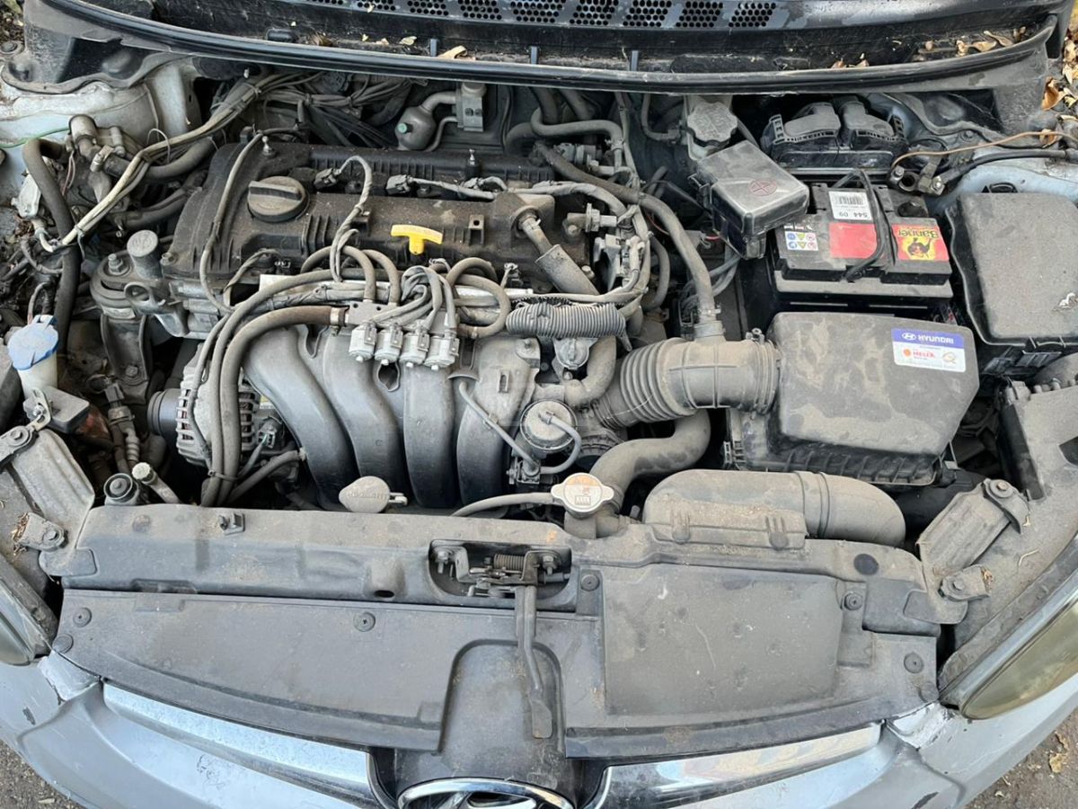 Hyundai Elantra 2011 — photo 2