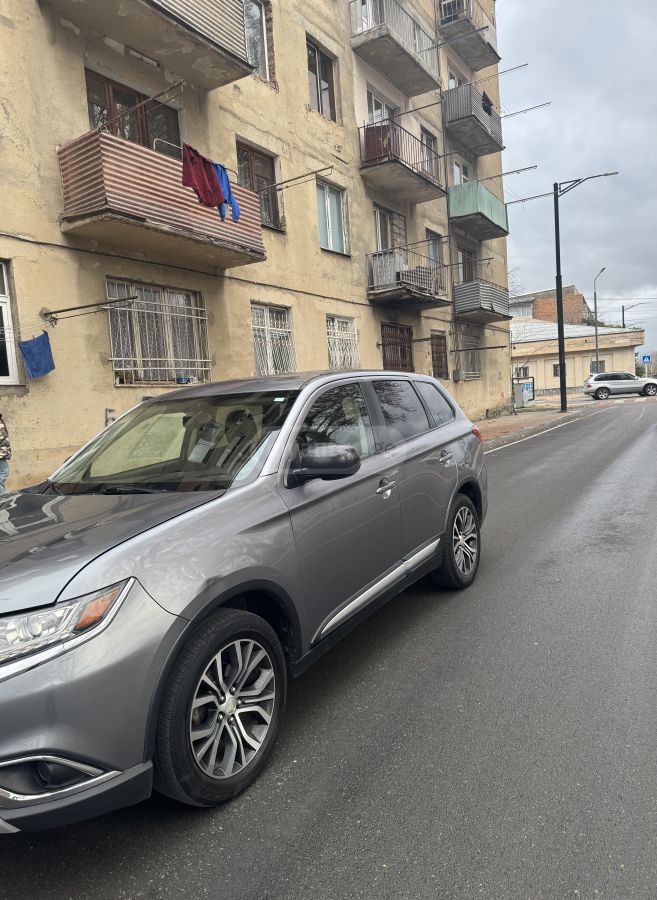 Mitsubishi Outlander 2017 — photo 2