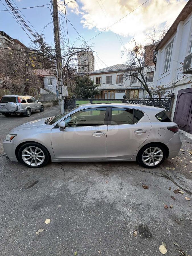Lexus CT 200 h 2011 — photo 2