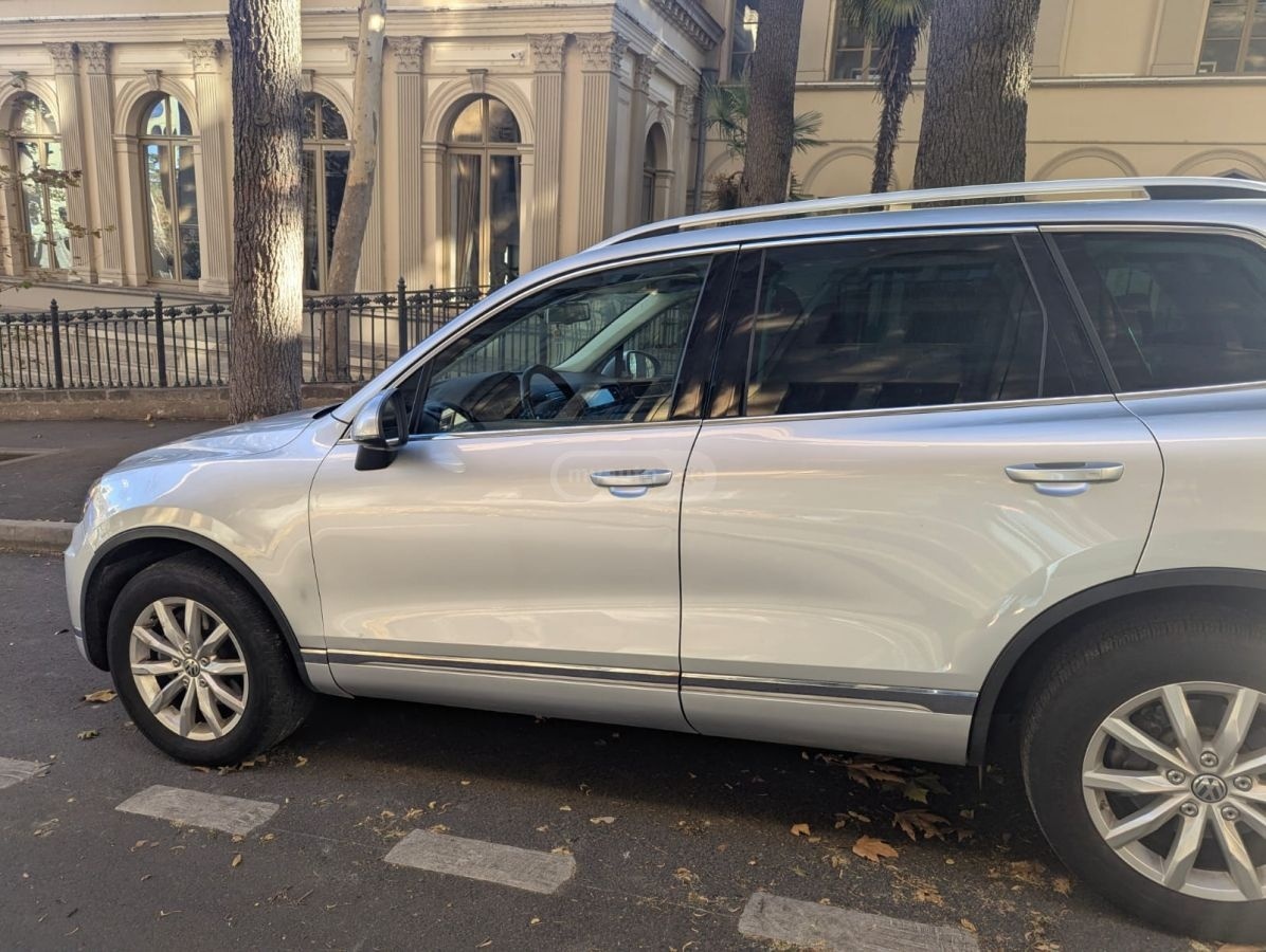 Volkswagen Touareg 2015 — photo 2