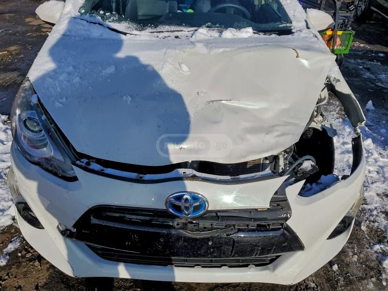 Toyota Prius C 2015 — photo 2