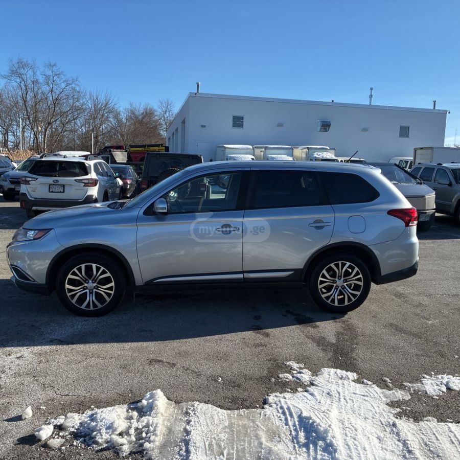 Mitsubishi Outlander 2016 — photo 2