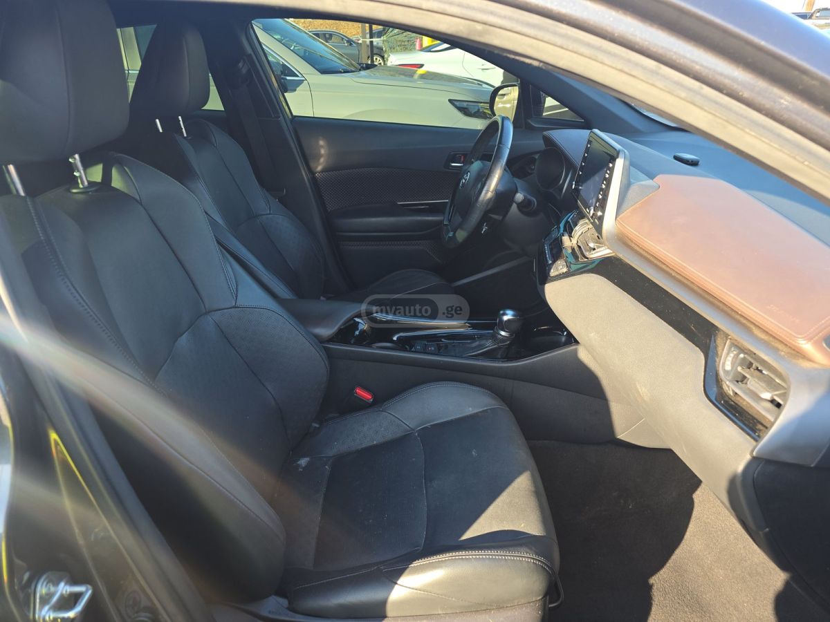 Toyota C-HR 2019 — photo 2
