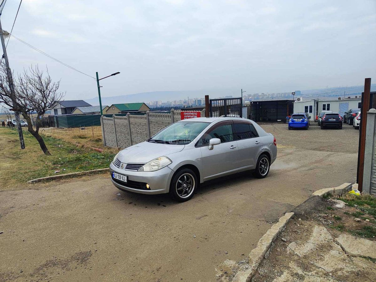 Nissan Tiida