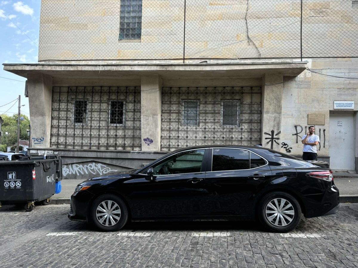 Toyota Camry 2021 — photo 2