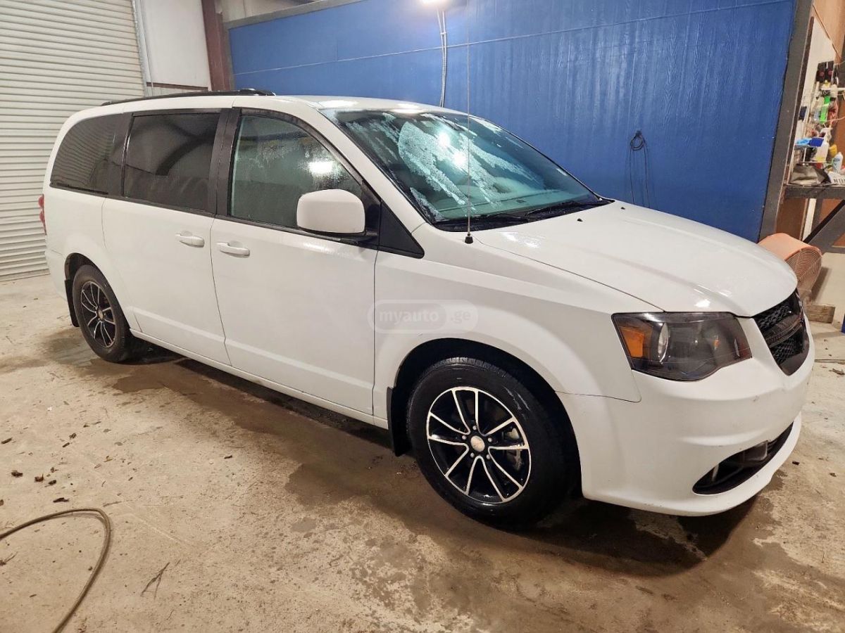 Dodge Caravan 2018 — photo 2