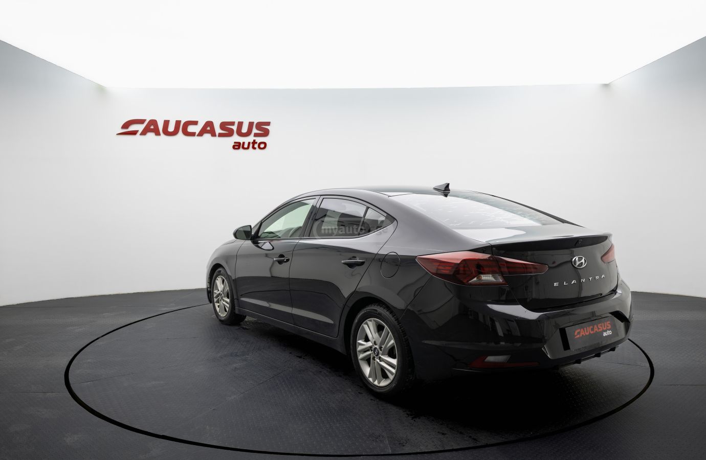 Hyundai Elantra 2019 — photo 2