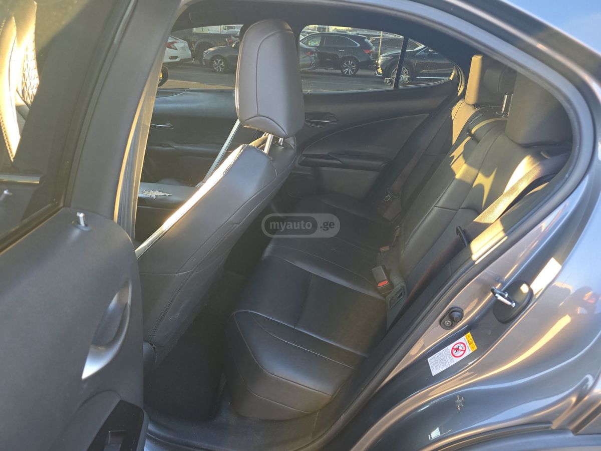 Lexus UX 200 2019 — photo 2