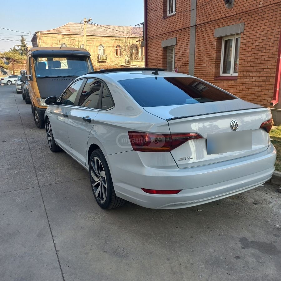 Volkswagen Jetta 2018 — photo 2