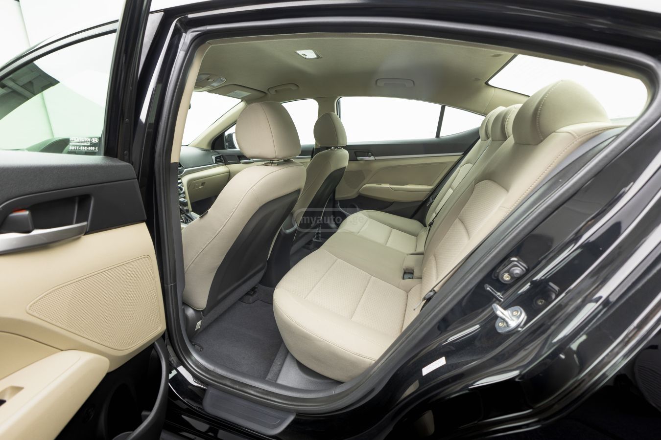 Hyundai Elantra 2019 — photo 2