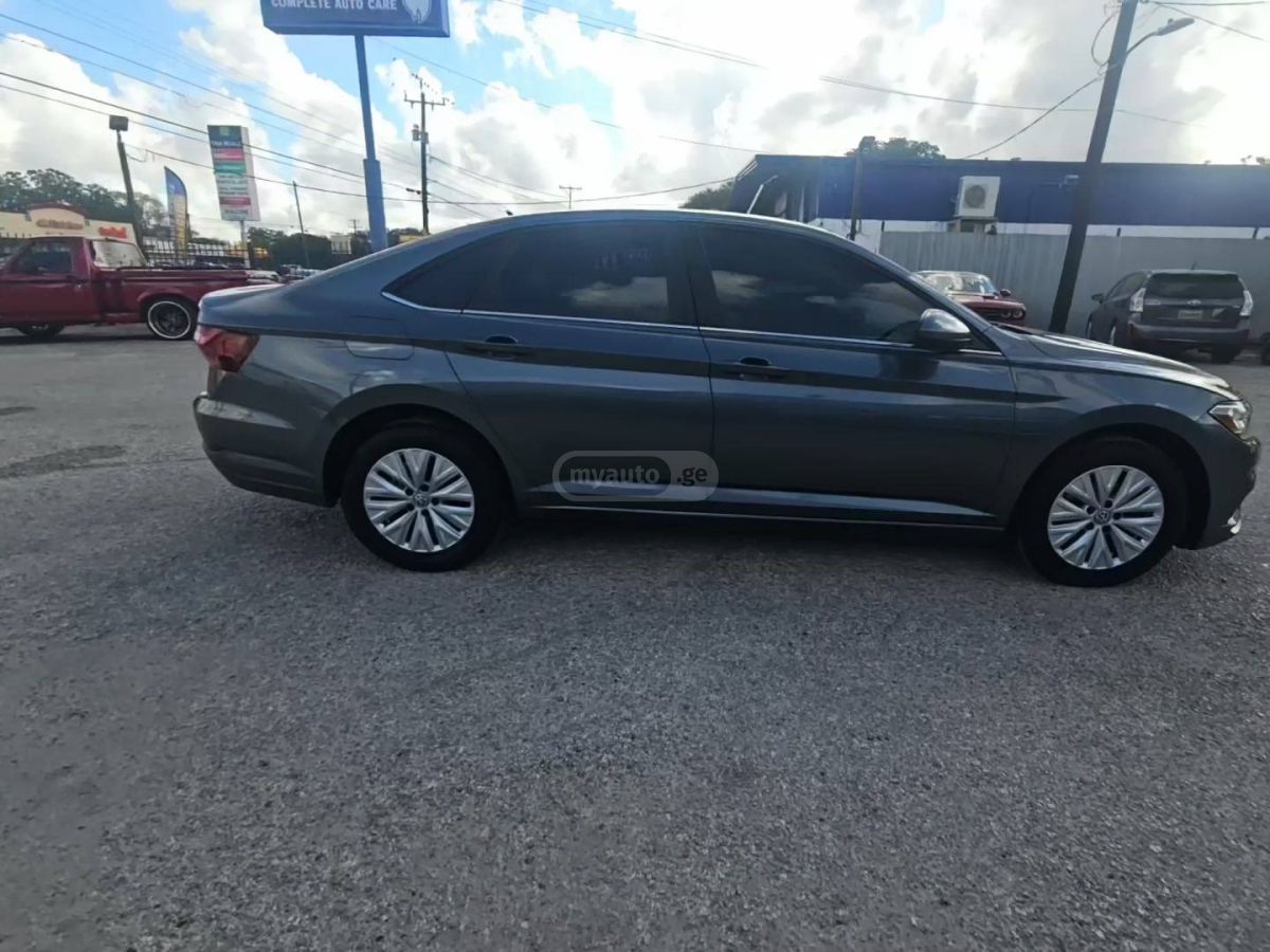 Volkswagen Jetta 2019 — photo 2