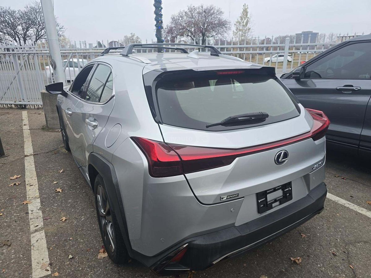 Lexus UX 250 h 2019 — photo 2