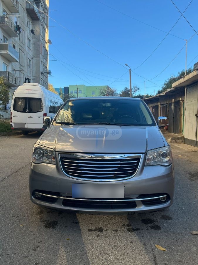 Chrysler Town and Country 2014 — photo 2