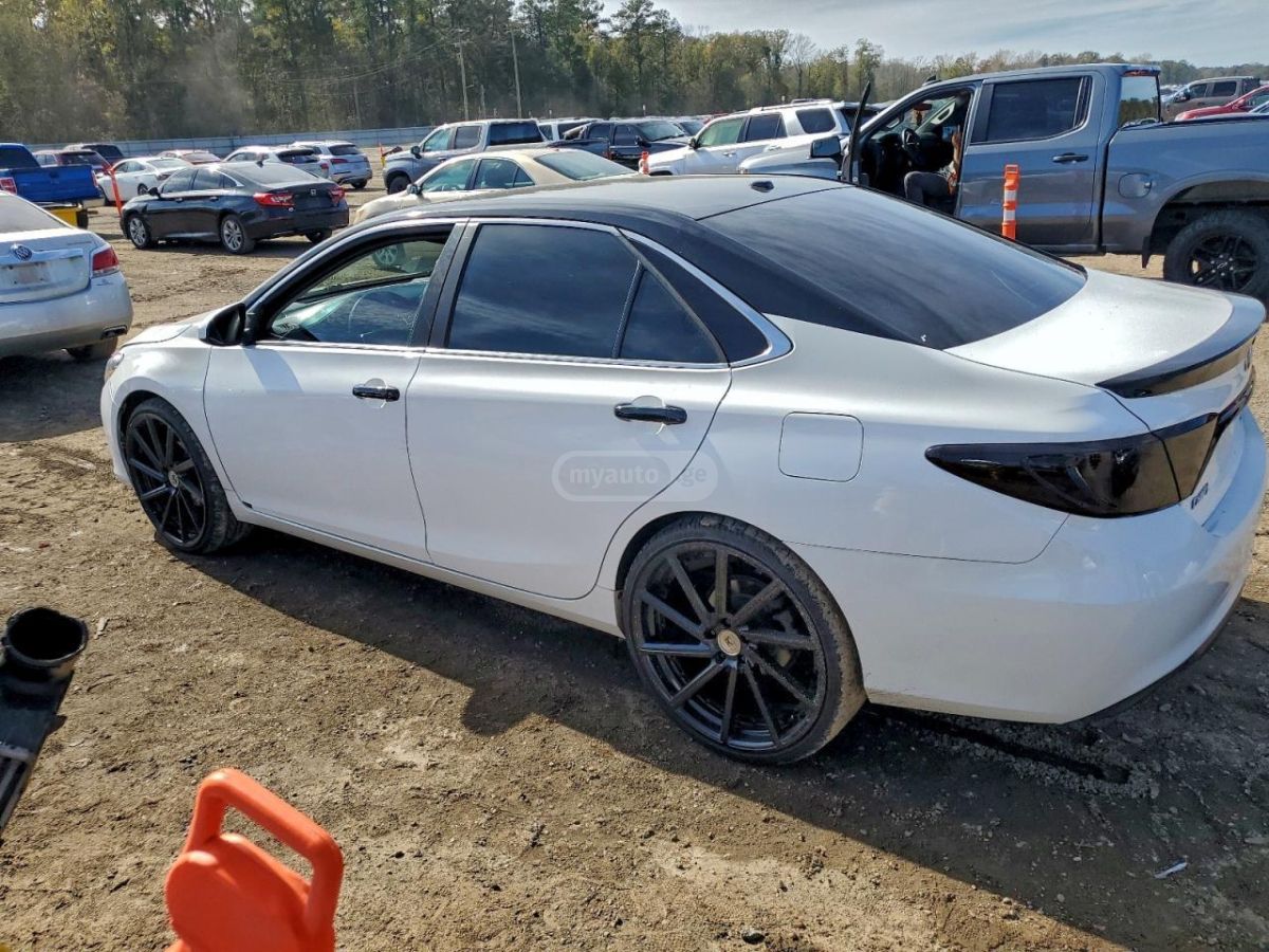 Toyota Camry 2015 — photo 2