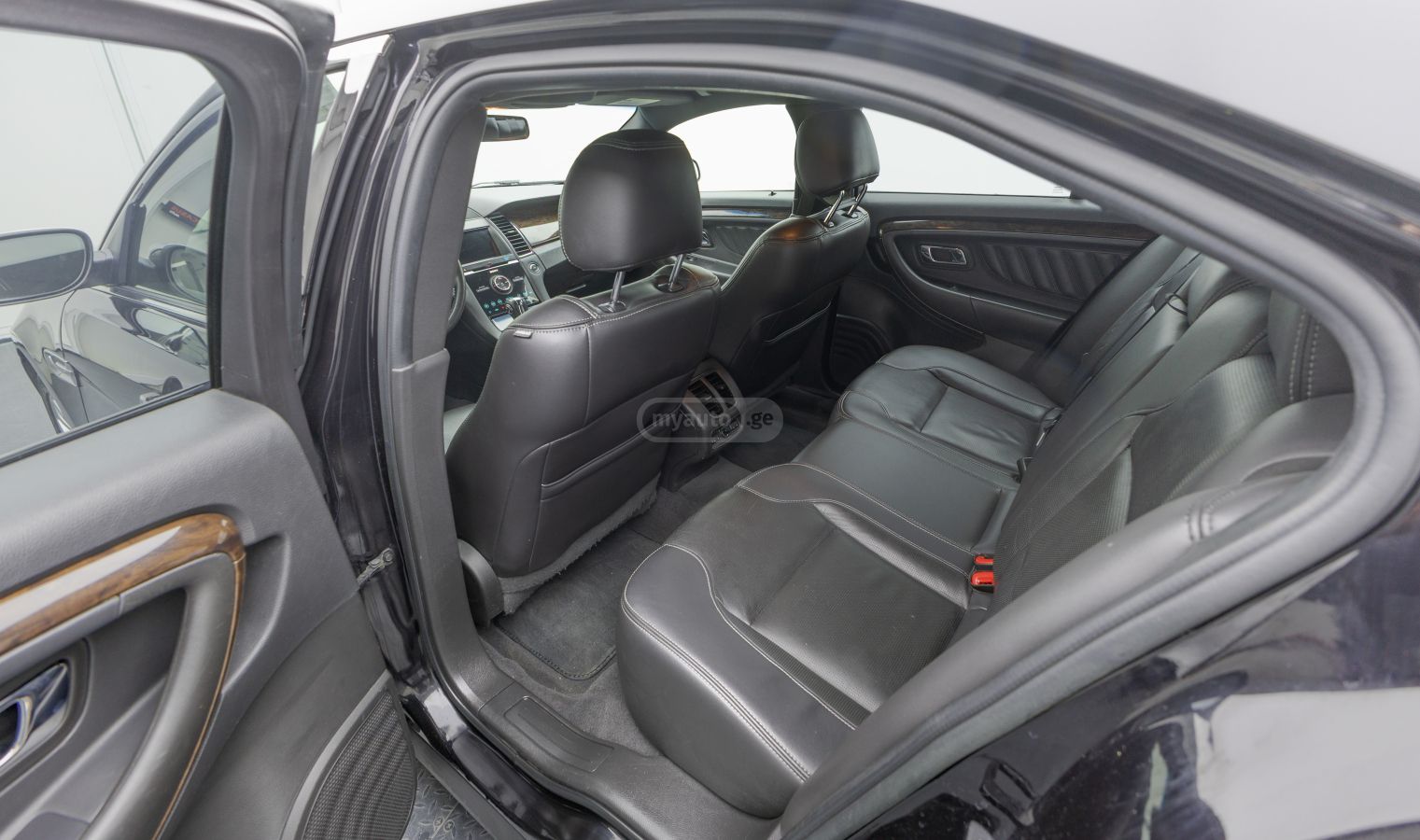 Ford Taurus 2019 — photo 2