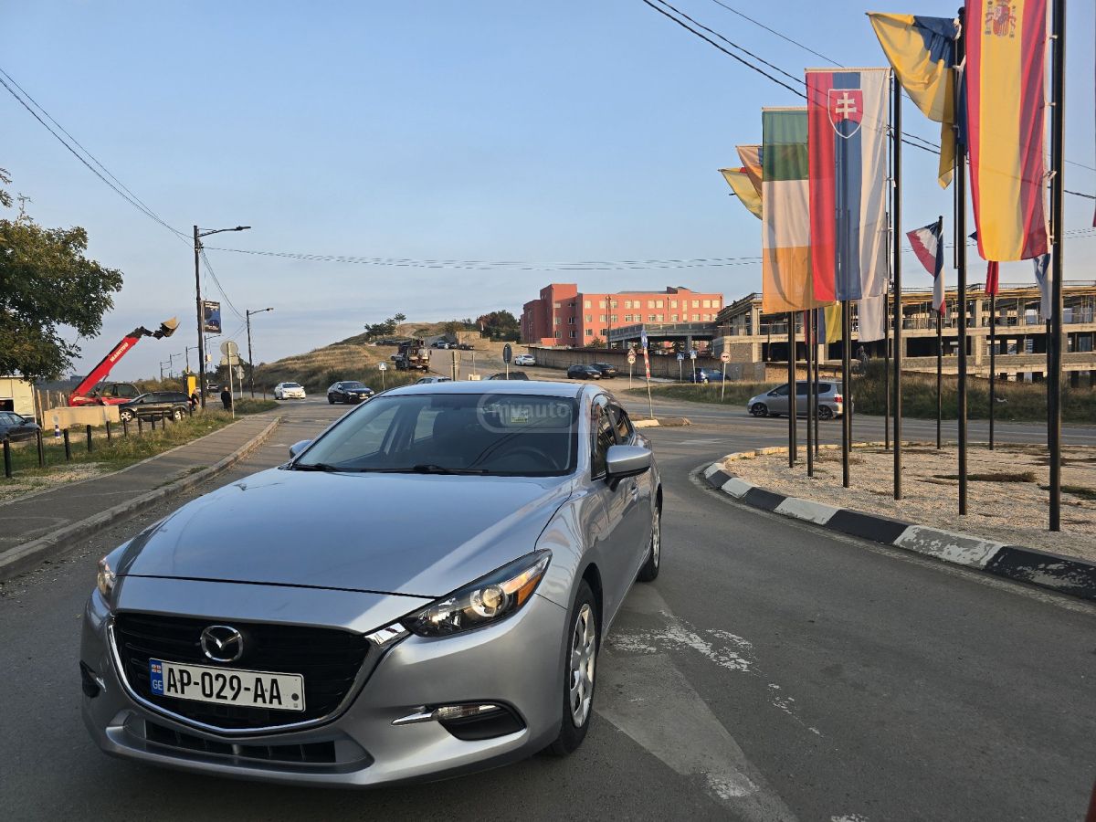 Mazda Mazda3 2018 — photo 2