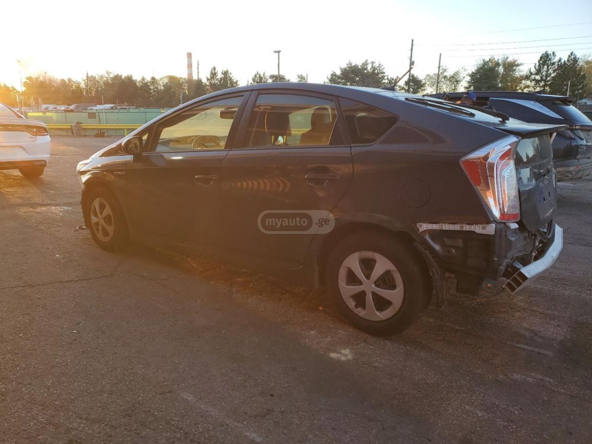 Toyota Prius 2015 — photo 2