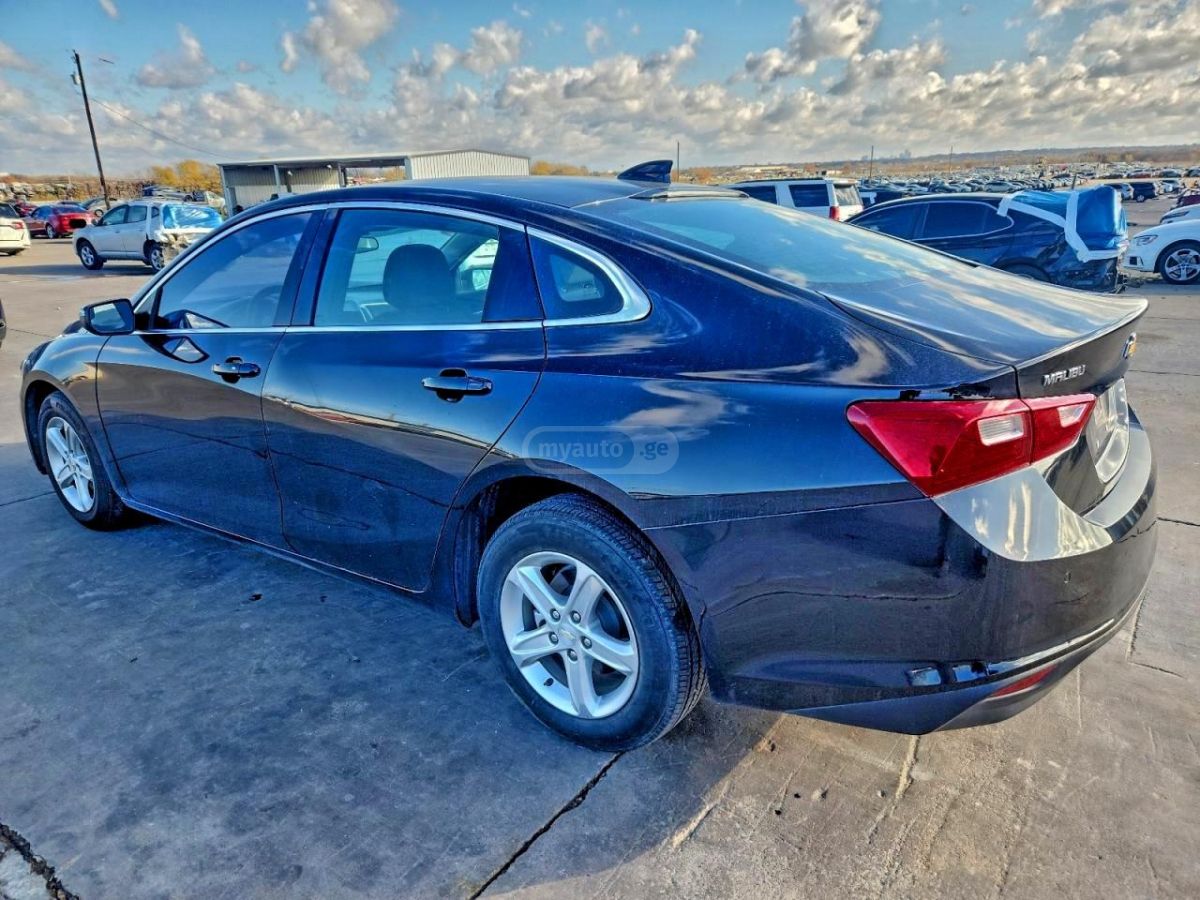 Chevrolet Malibu 2023 — photo 2