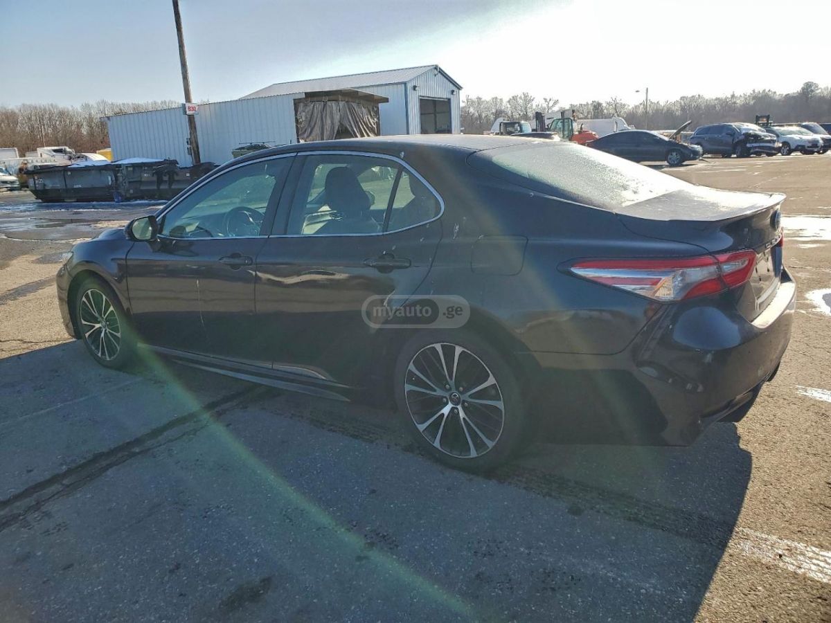 Toyota Camry 2018 — photo 2