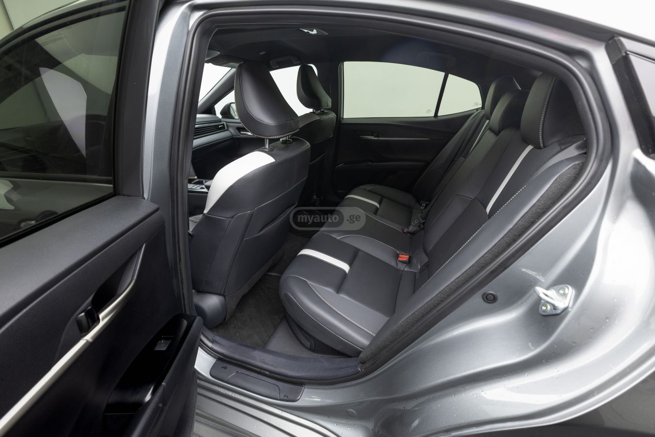 Toyota Camry 2025 — photo 2