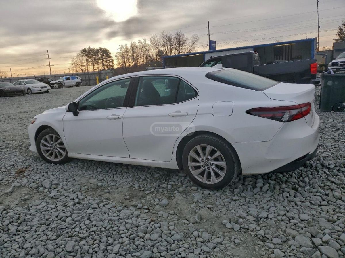 Toyota Camry 2021 — photo 2