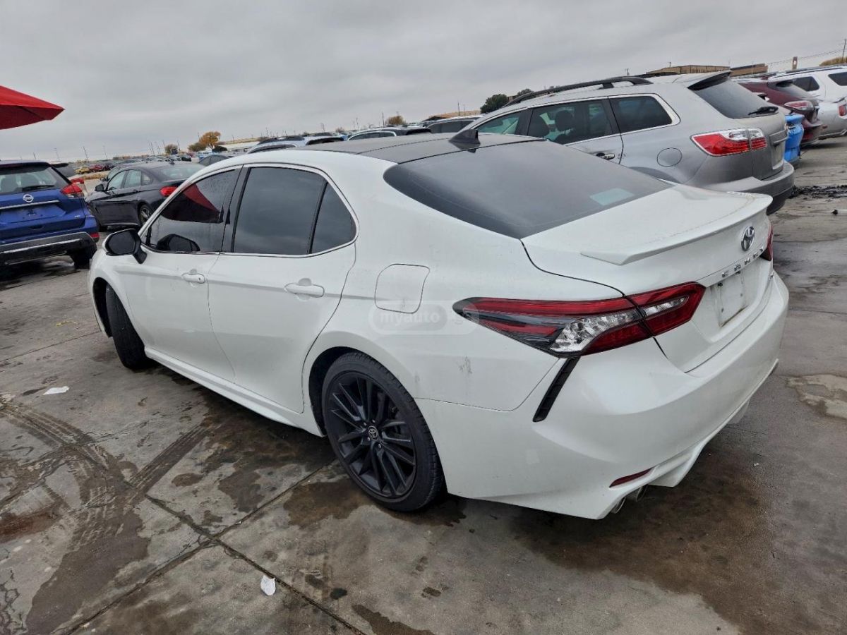 Toyota Camry 2021 — photo 2