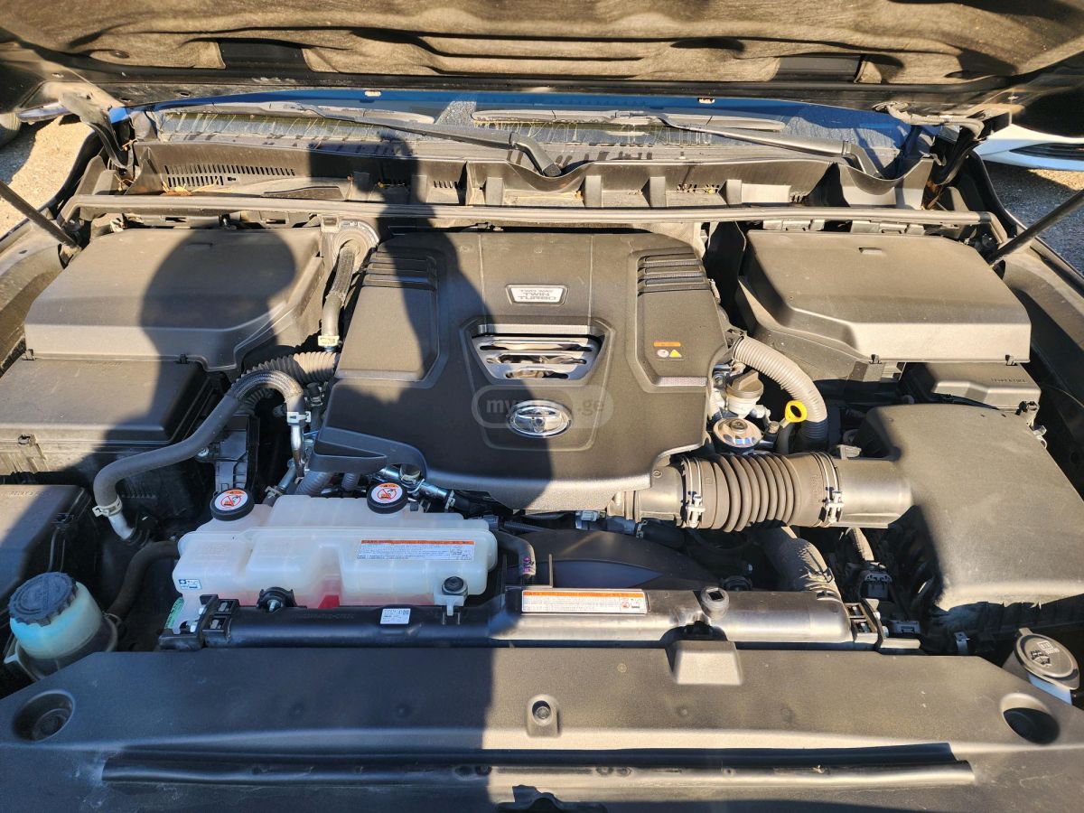 Toyota Land Cruiser 2022 — photo 2