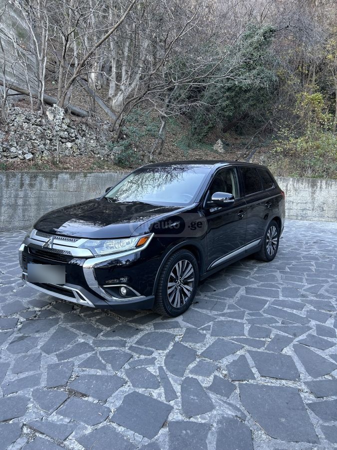 Mitsubishi Outlander 2019 — photo 2