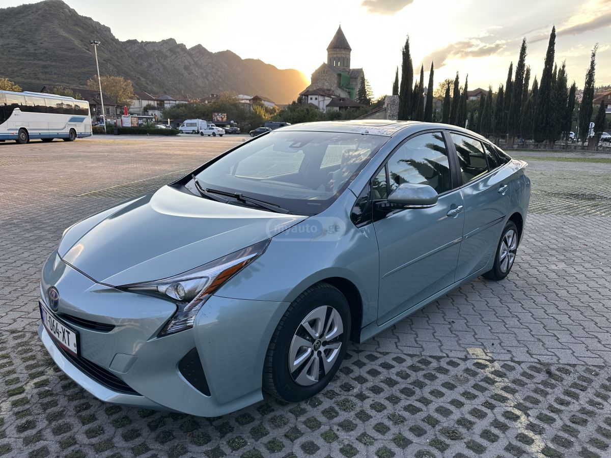 Toyota Prius 2017 — photo 2