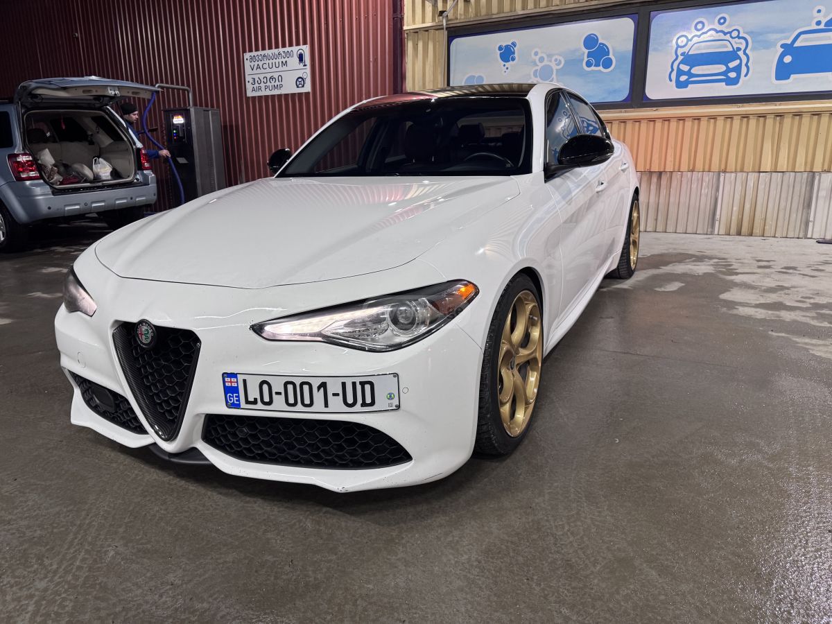 Alfa Romeo Giulia 2018 — photo 2