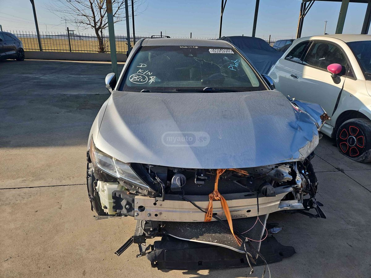 Toyota Camry 2018 — photo 2