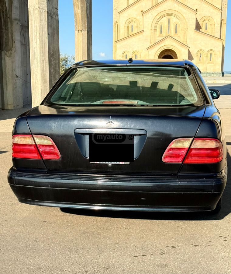 Mercedes-Benz 210 2000 — photo 2