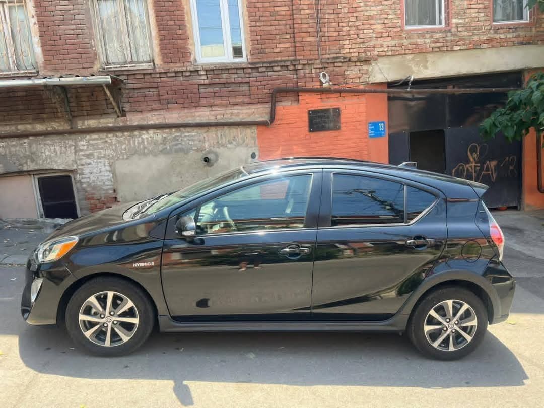 Toyota Prius 2018 — photo 2