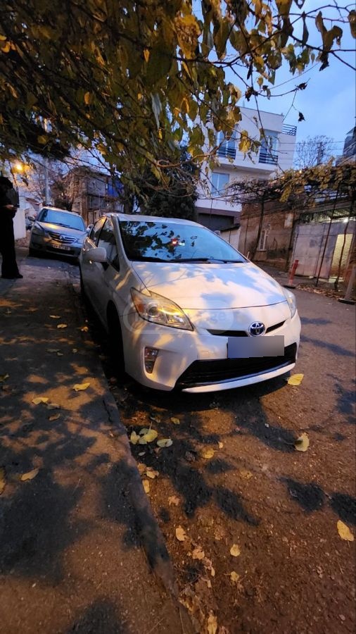 Toyota Prius 2014 — photo 2