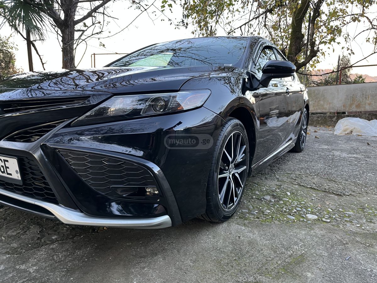 Toyota Camry 2020 — photo 2