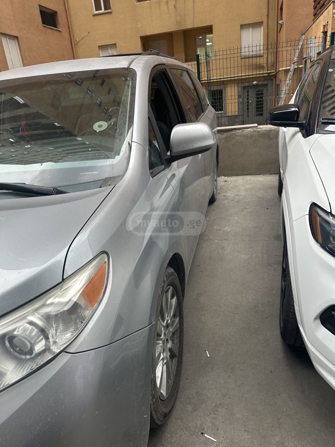 Toyota Sienna 2015 — photo 2