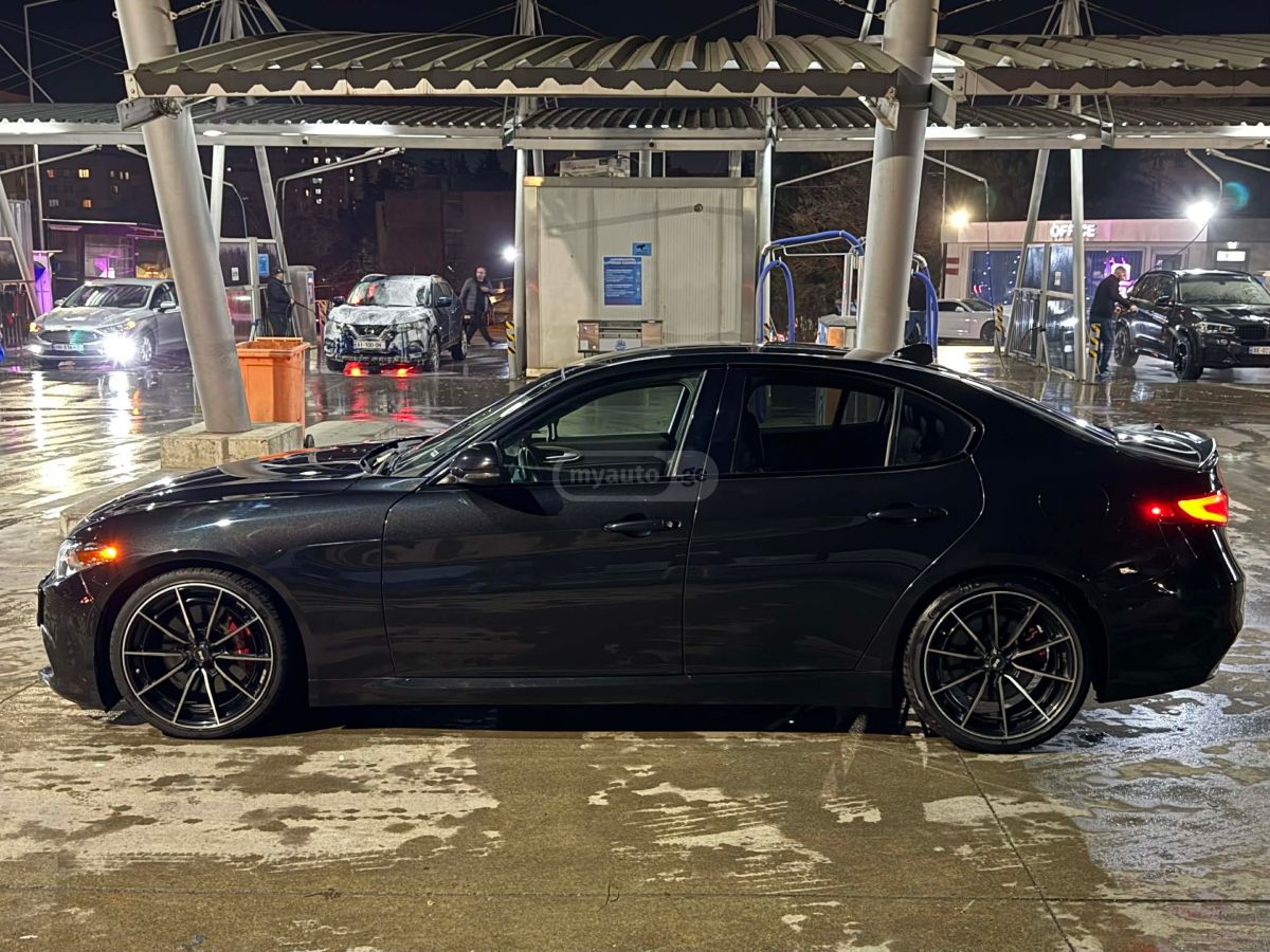 Alfa Romeo Giulia 2017 — photo 2